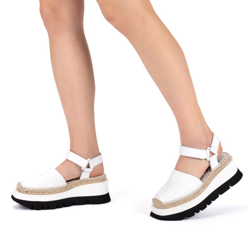 sandalias doradas planas
